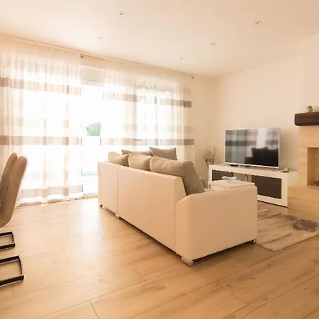 Ferienhaus Charmantes Ferienhaus In Privlaka Mit Privatem Pool