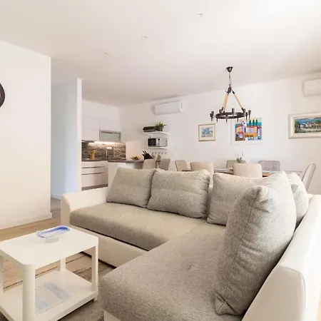 Charmantes Ferienhaus In Privlaka Mit Privatem Pool