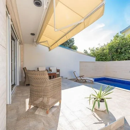 Ferienhaus Charmantes Ferienhaus In Privlaka Mit Privatem Pool