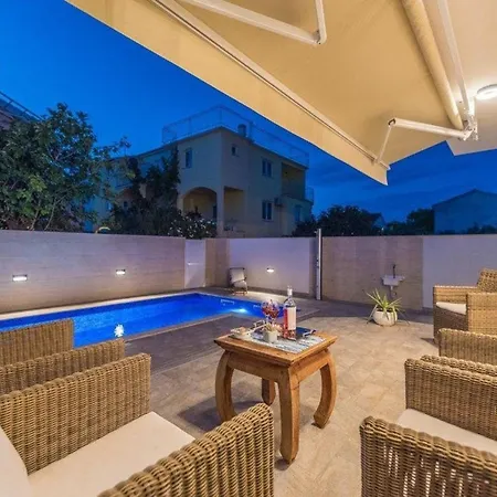 Ferienhaus Charmantes Ferienhaus In Privlaka Mit Privatem Pool